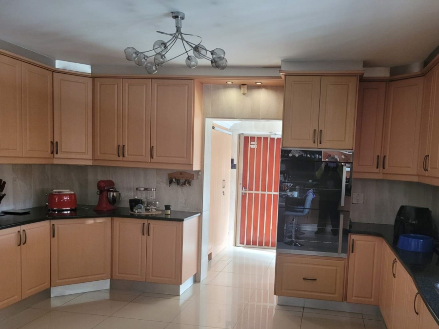 5 Bedroom Property for Sale in Goodwood Park Western Cape